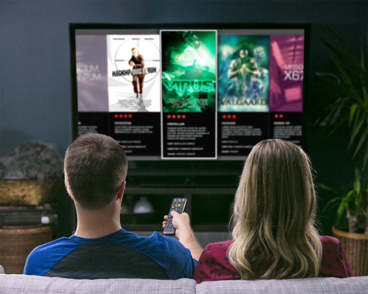 Una pareja buscando algo para ver entre películas de contenido inmoral, violento o sobrenatural