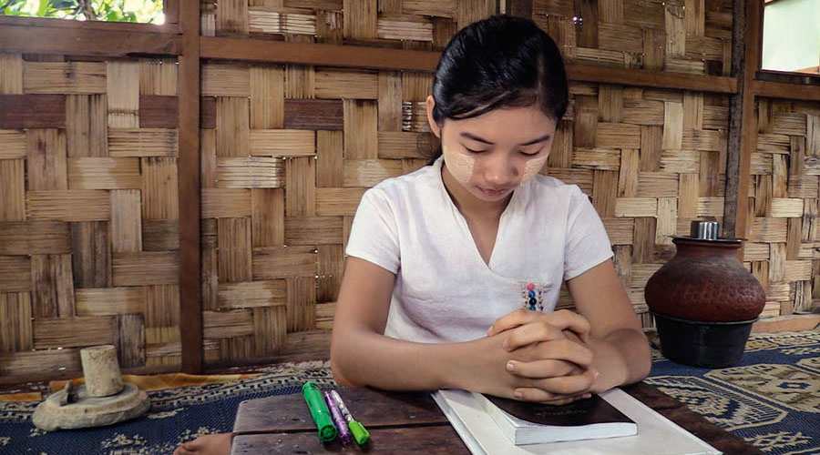 Una imagen del video Jóvenes: Gusten y vean que Jehová es bueno. Una jovencita orando antes de empezar su estudio personal.