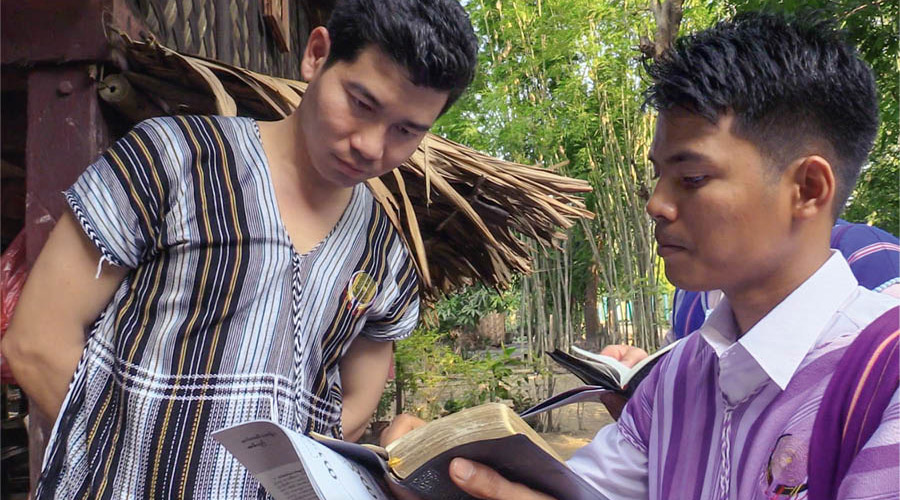 Una imagen del video Jóvenes: Gusten y vean que Jehová es bueno. Un precursor mostrándole un texto bíblico a un hombre en el idioma karen sgaw.