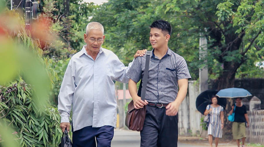Una imagen del video Jóvenes: Gusten y vean que Jehová es bueno. Un hermano joven que valora la ayuda de los mayores predicando con un hermano anciano.