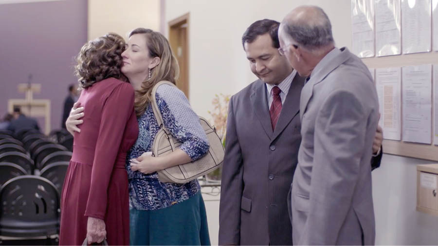 Una imagen del video Un corazón leal y completo para Jehová: Los hermanos consuelan a Gabriella y Ben después de una reunión.