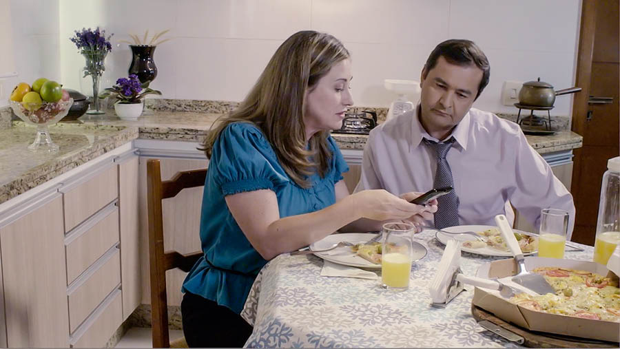 Una imagen del video Un corazón leal y completo para Jehová: Después de la reunión, Gabriella le cuenta a Ben que recibió un mensaje de su hijo.