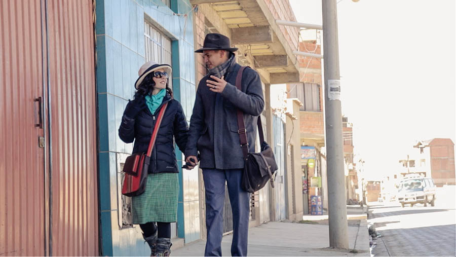 Una imagen del video Misioneros en el campo: trabajadores en la cosecha: Una pareja de misioneros caminando por la calle mientras predican.