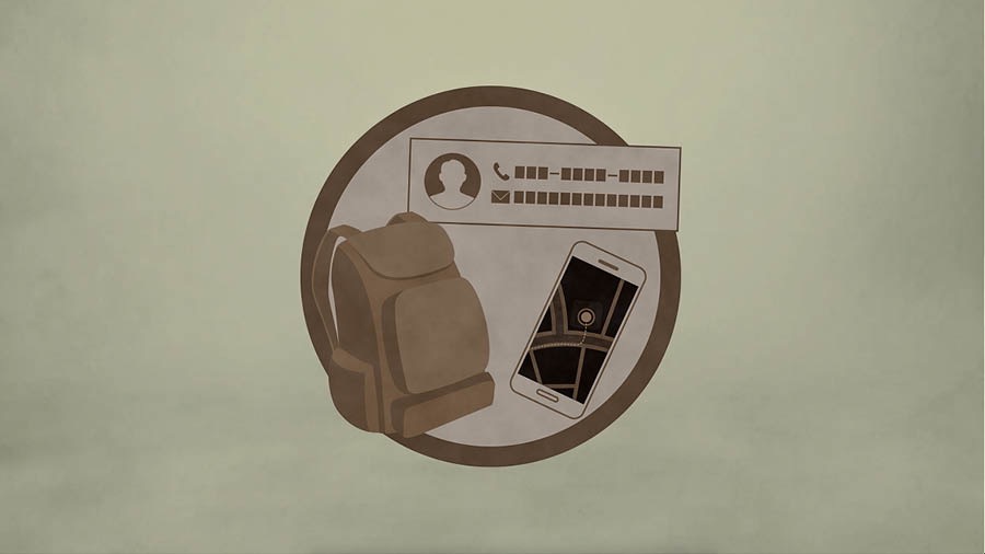 Una mochila de emergencia, datos de contacto personales y un teléfono celular