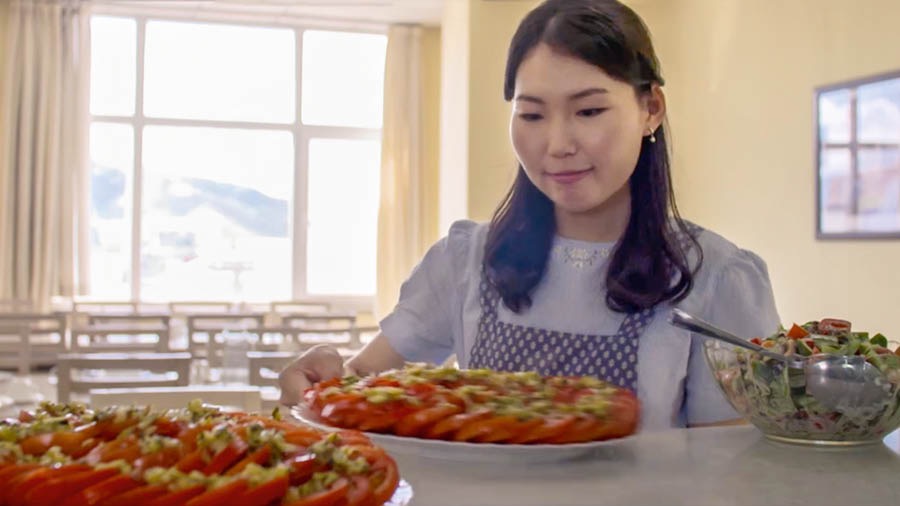 Una imagen del video Tres hermanas de Mongolia: Oyun, una de las hermanas precursoras, trabajando en el comedor de Betel