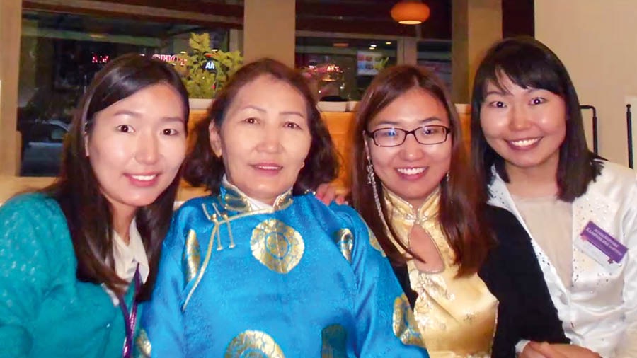 Una imagen del video Tres hermanas de Mongolia: las tres hermanas precursoras con su madre