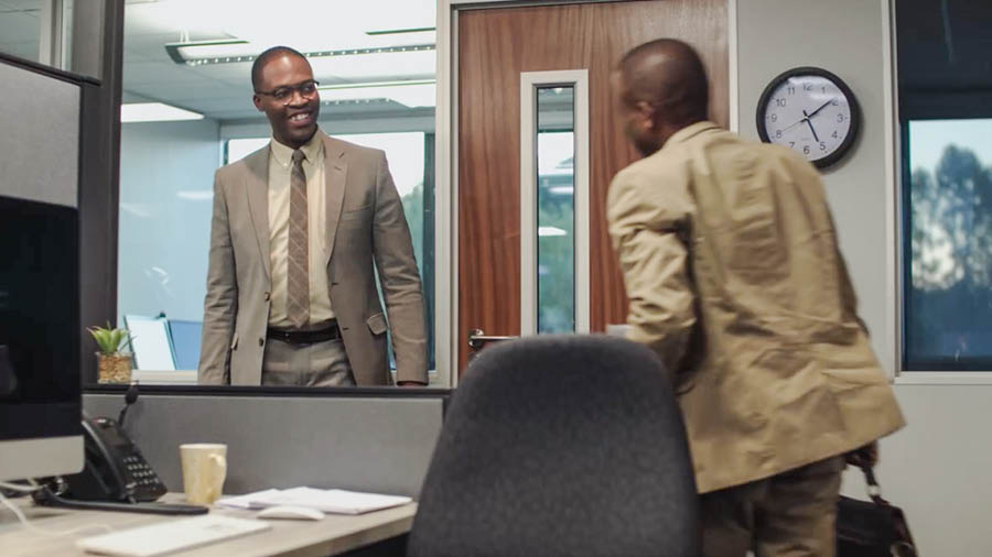 Una imagen del video “Trabajemos con toda el alma para Jehová”. Jason y Thomas salen del trabajo a tiempo para llegar a la reunión.