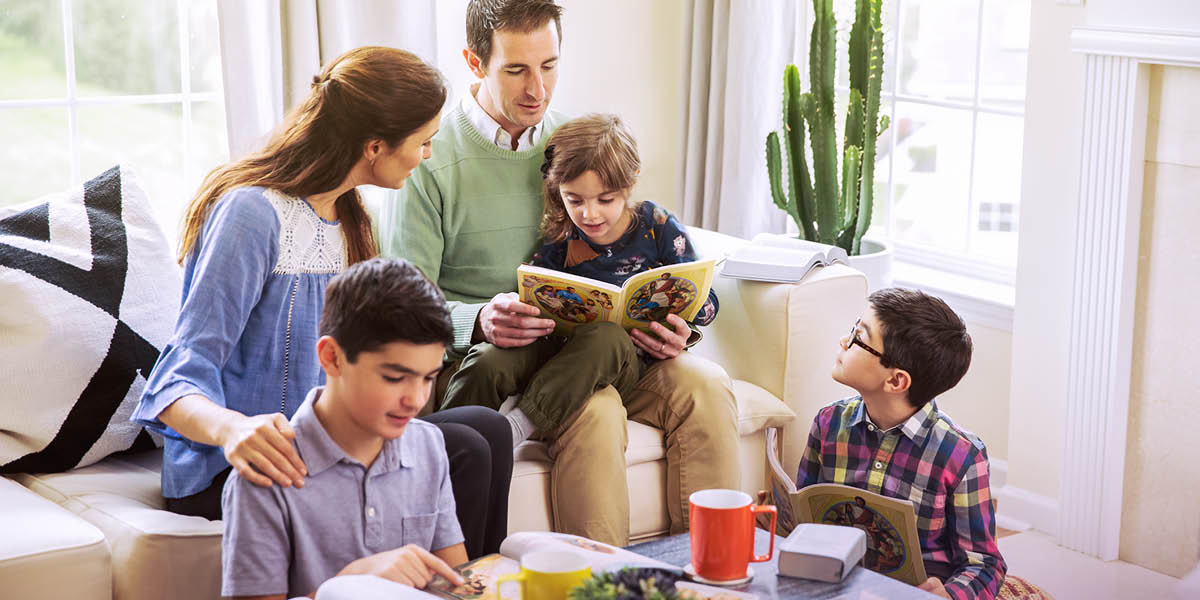 Unos padres usan el libro “Aprendamos del Gran Maestro” para enseñar a sus hijos.