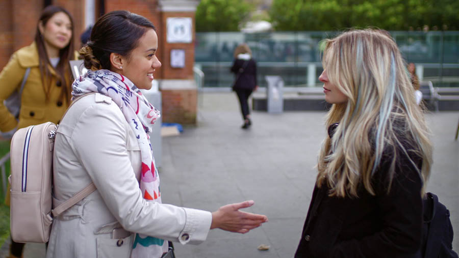 Imagen del video La alegría de hacer discípulos. Mejoremos nuestras habilidades: Usemos bien las preguntas. Rita extiende la mano para saludar a Coral y presentarse.