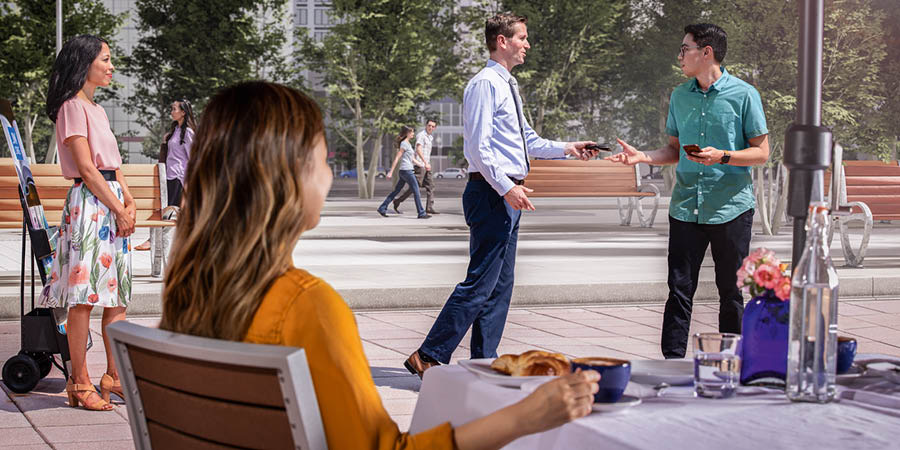 El hermano le devuelve la billetera al hombre y la mujer de la cafetería los sigue mirando.
