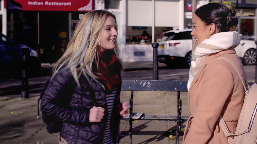 Una imagen del video La alegría de hacer discípulos. Mejoremos nuestras habilidades: Enseñemos con entusiasmo. Coral y Rita están muy contentas después de su clase de la Biblia.