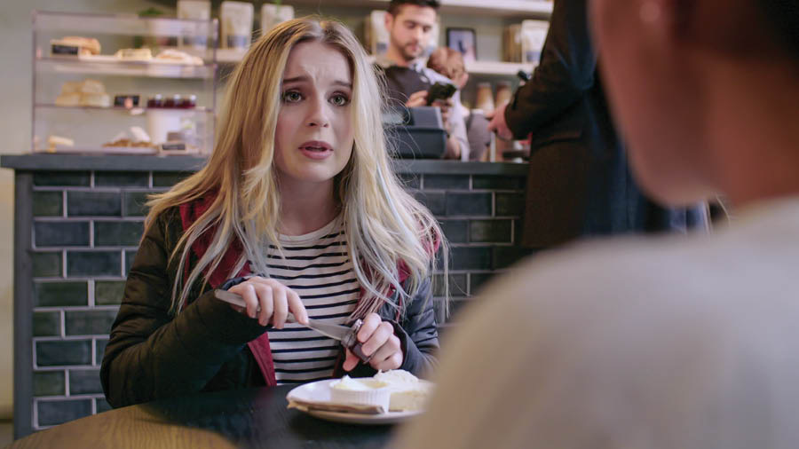 Una imagen del video La alegría de hacer discípulos. Mejoremos nuestras habilidades: Mostremos empatía. En una cafetería, Coral le explica a Rita por qué no podrá estudiar ese día.