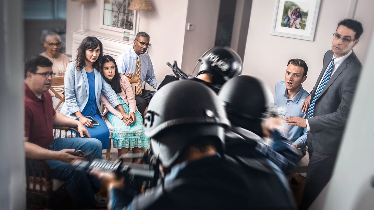 En una casa, un grupito de Testigos está reunido cuando unos policías armados entran por la fuerza.