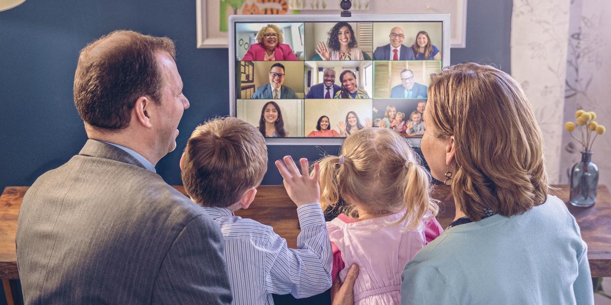 Un matrimonio y sus dos hijitos pasando tiempo con los hermanos por videoconferencia.