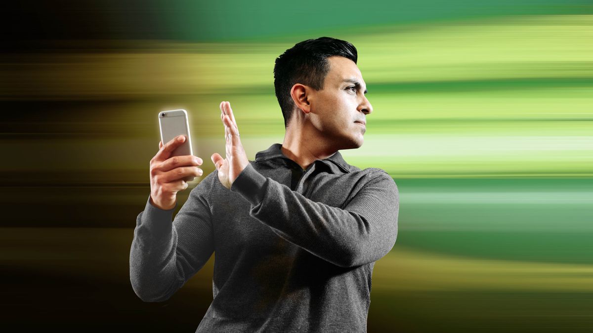 Un hermano aparta la mirada de su teléfono para no ver algo inapropiado.