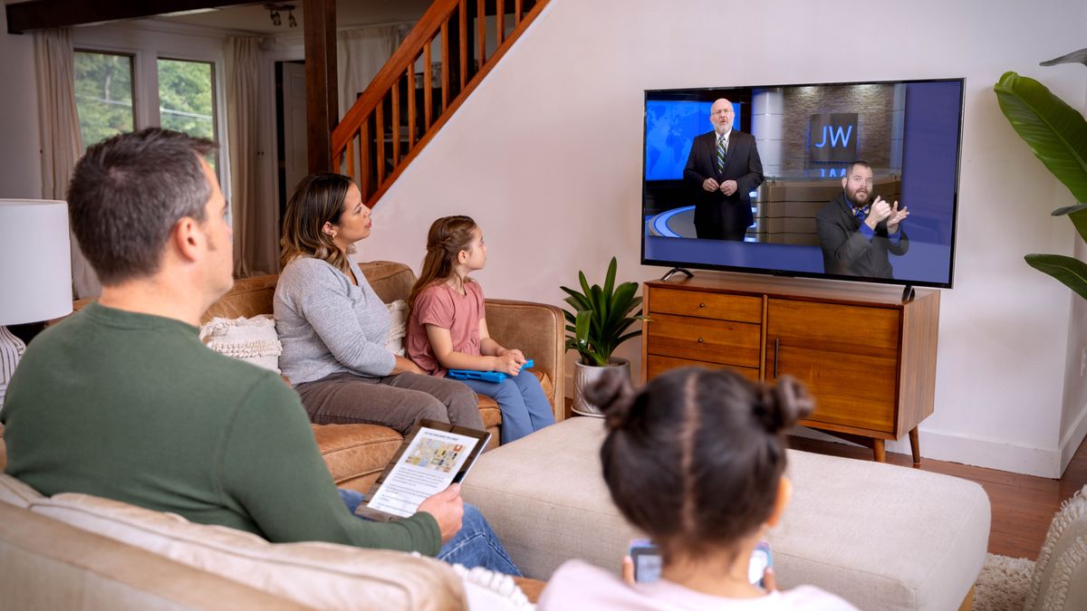 Una familia ve un programa de JW Broadcasting.