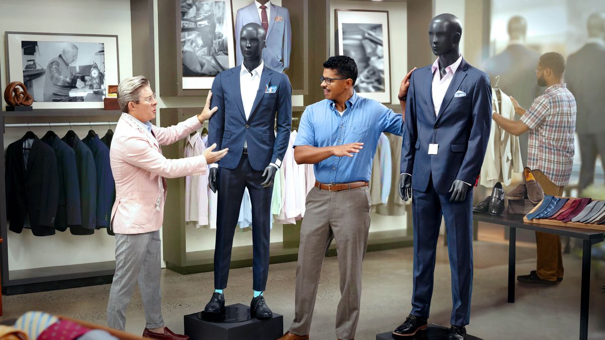 En una tienda de ropa, un vendedor le muestra un traje muy ajustado a un hermano joven. El hermano le pide que le muestre otro, que está al lado, que es más modesto.