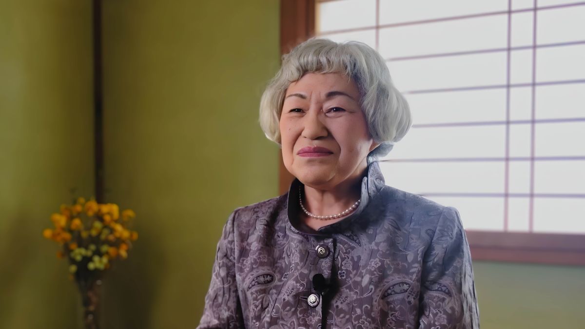 Una imagen del video “Luchan con éxito por la fe. Los que están casados con no creyentes”. La hermana Noriko Ito.