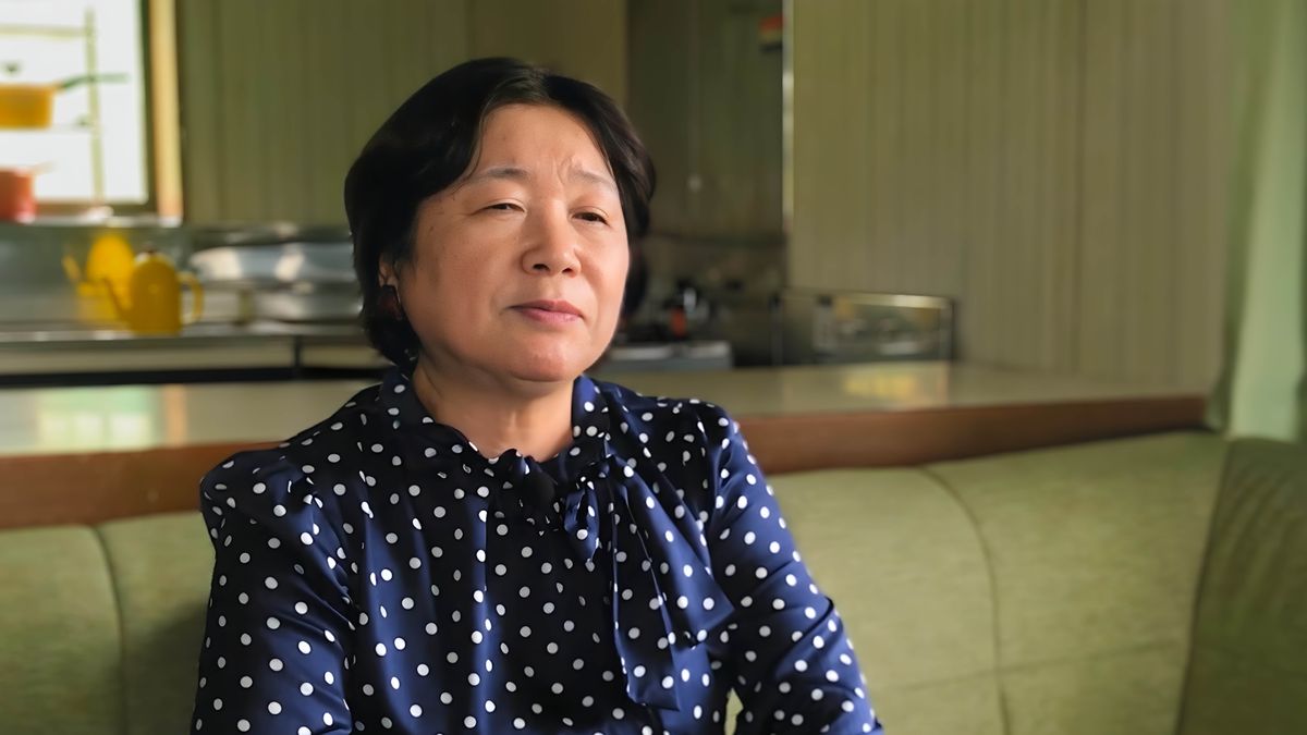 Una imagen del video “Luchan con éxito por la fe. Los que están casados con no creyentes”. La hermana Tomoe Okada.