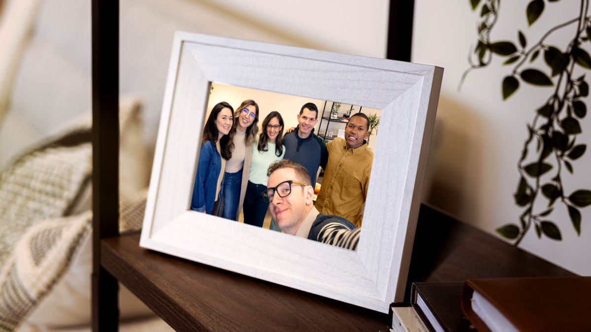 Una foto enmarcada de un grupo de hermanos y hermanas sonrientes.