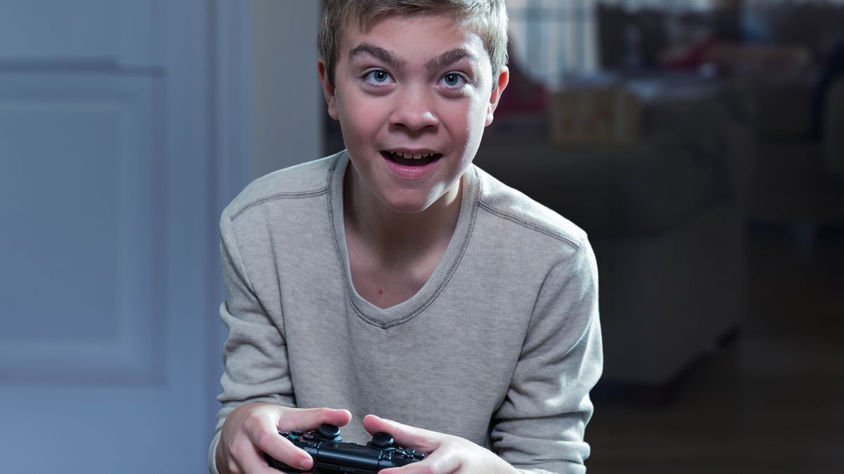 Un niño totalmente absorto jugando un videojuego.