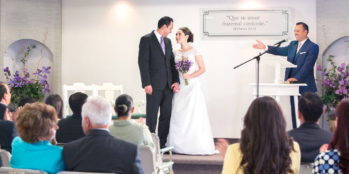 Una pareja de novios a los que acaba de declararse marido y mujer