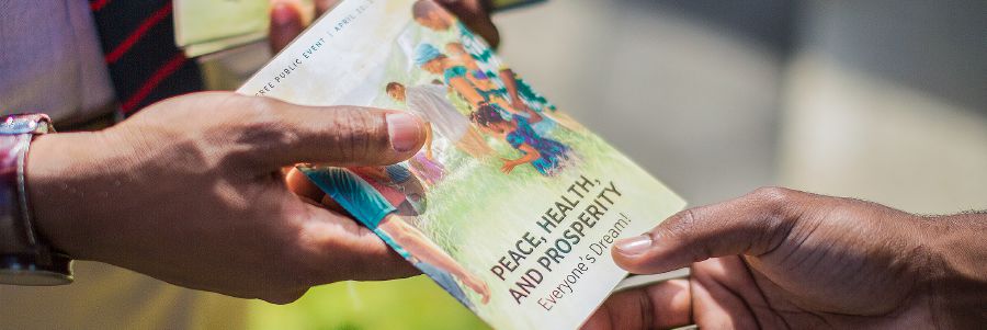 Un Testigo de Jehová entregando una invitación para la Conmemoración