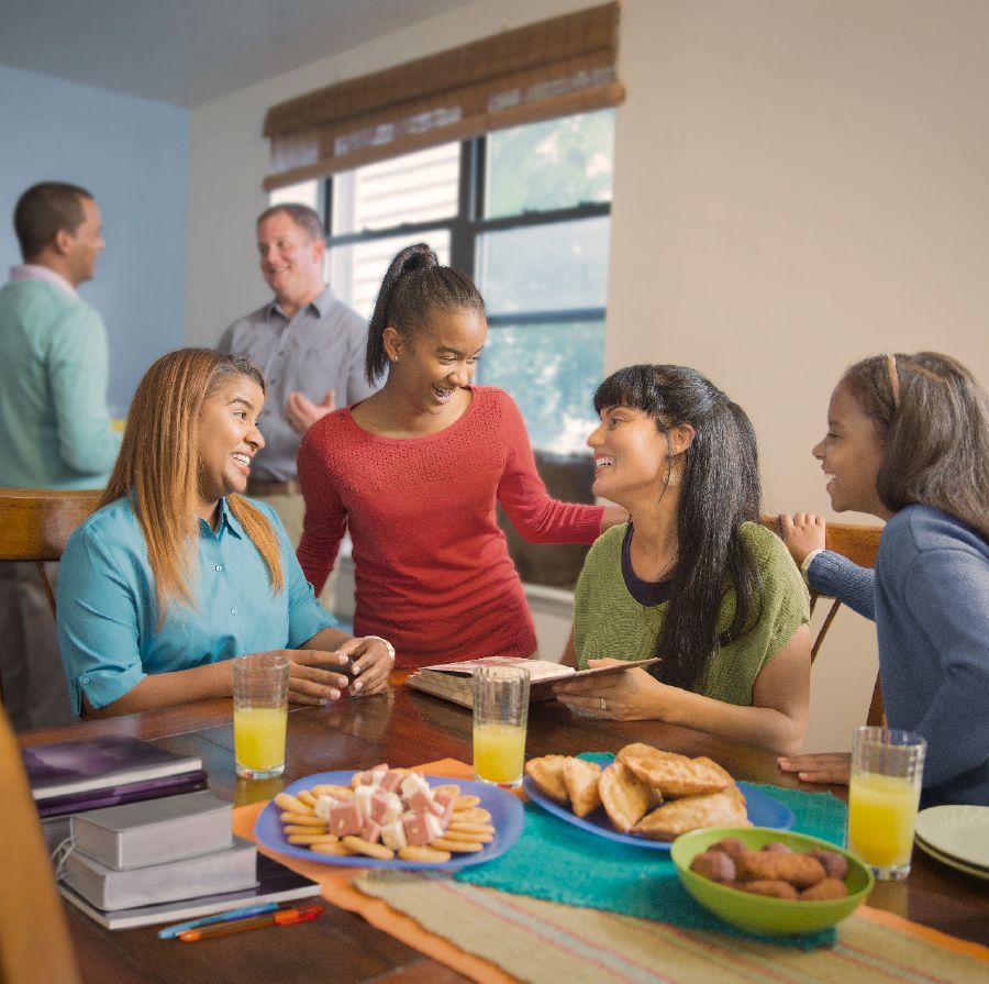 Dos familias se reúnen para la adoración en familia y tomar una merienda