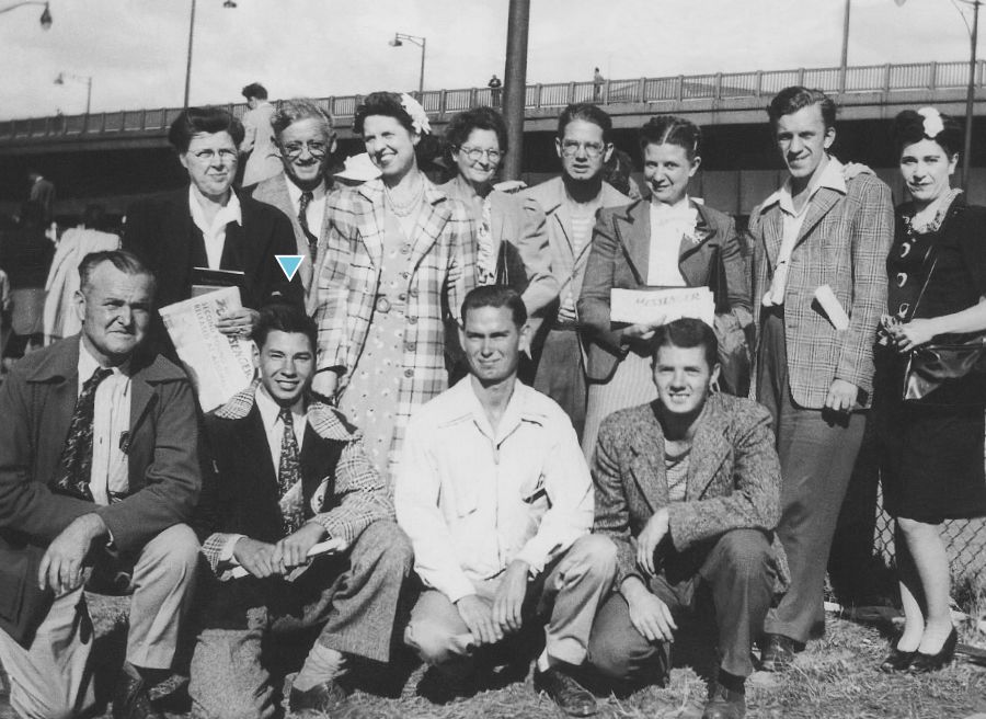 Walter Markin con un grupo de sordos en una asamblea en Cleveland (Ohio) en 1946