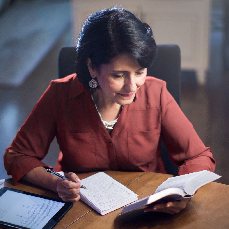 Una hermana lee la Biblia y medita en ella