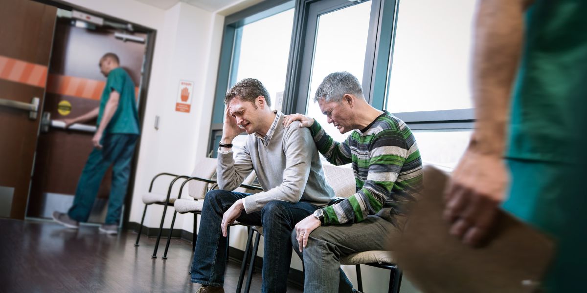 Personas desconsoladas en la sala de espera de un hospital