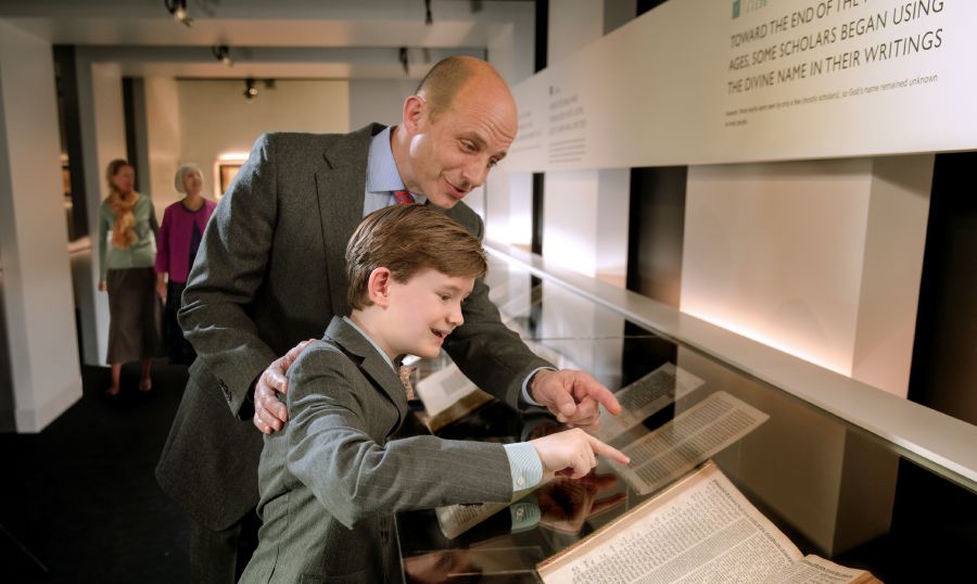 Personas visitando el museo de la Biblia en nuestra central mundial, en Warwick (Nueva York, Estados Unidos)