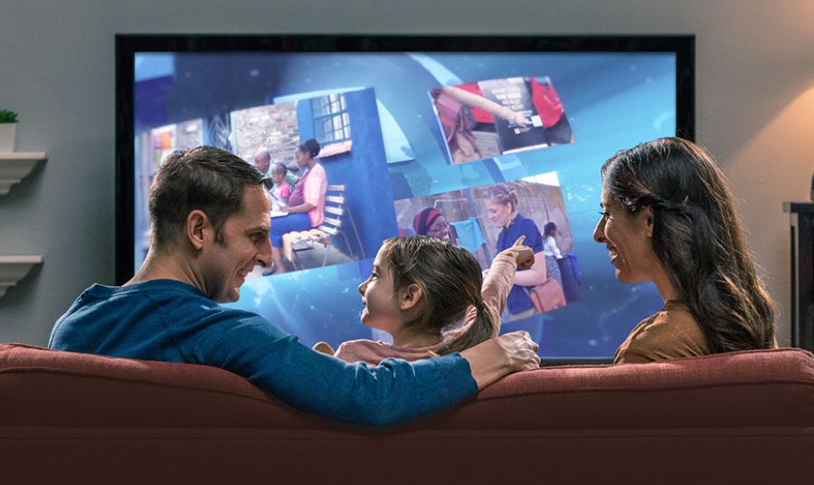 Una familia mira el canal JW Broadcasting