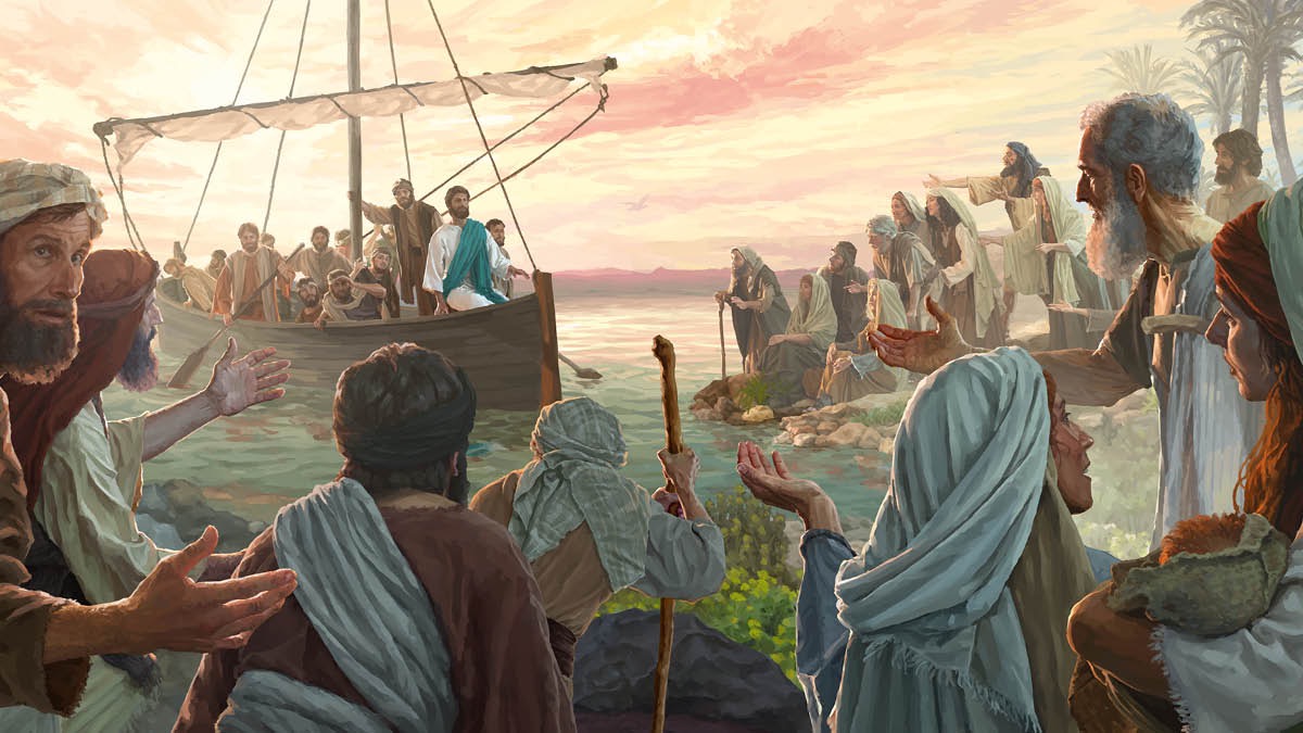 Jesús llega en una barca y enseña a una gran multitud