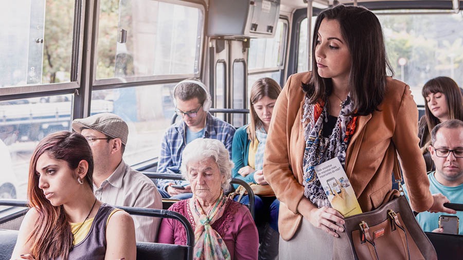 Una hermana que viaja en transporte público trata de imaginar cómo es la vida de una mujer antes de ofrecerle un tratado