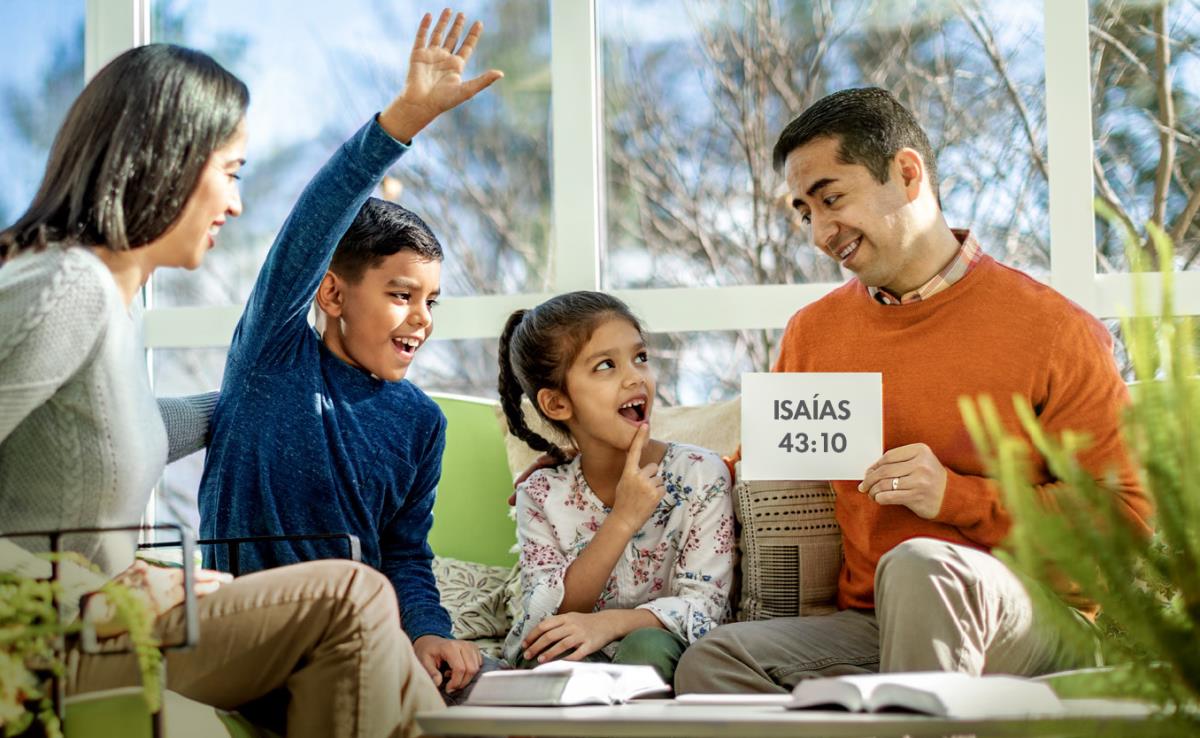 Durante la adoración en familia, unos padres utilizan tarjetas para ayudar a sus hijos a aprender de memoria textos bíblicos