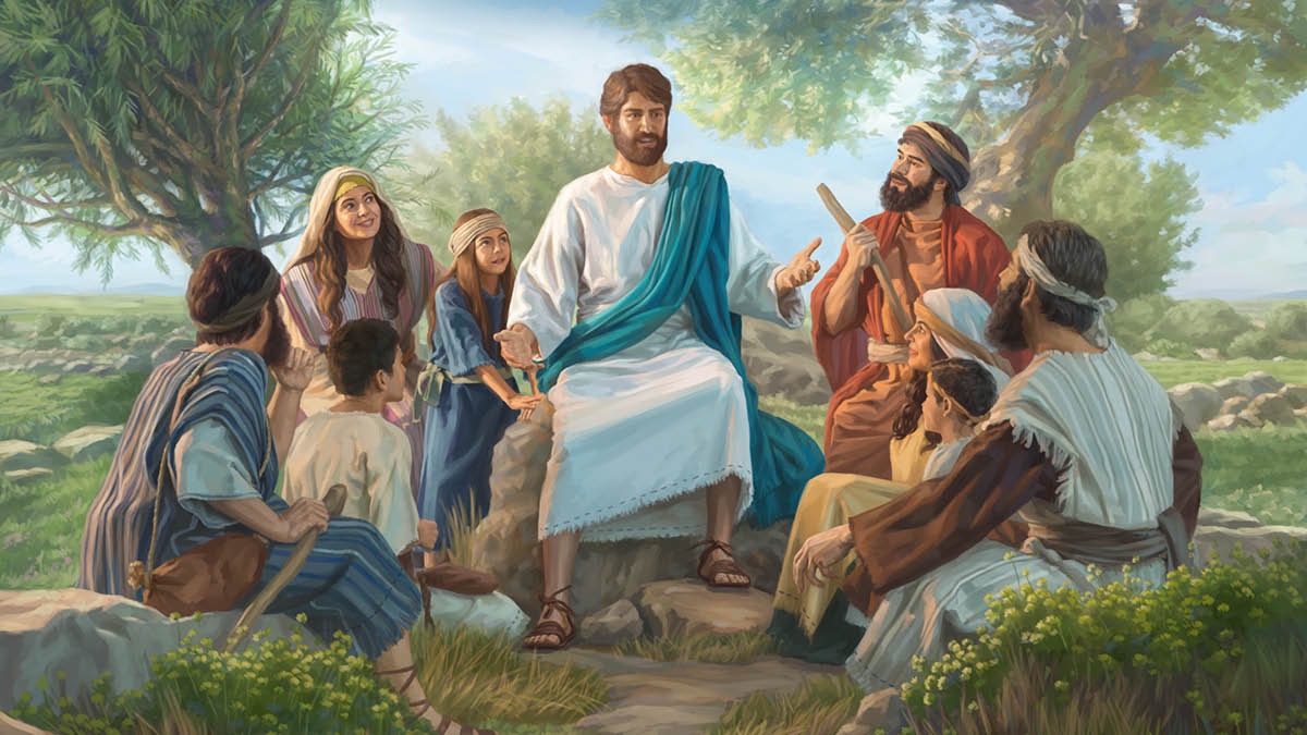 Unos hombres, mujeres y niños sentados alrededor de Jesús escuchan sus enseñanzas