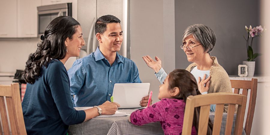 Una familia estudia junta la Biblia
