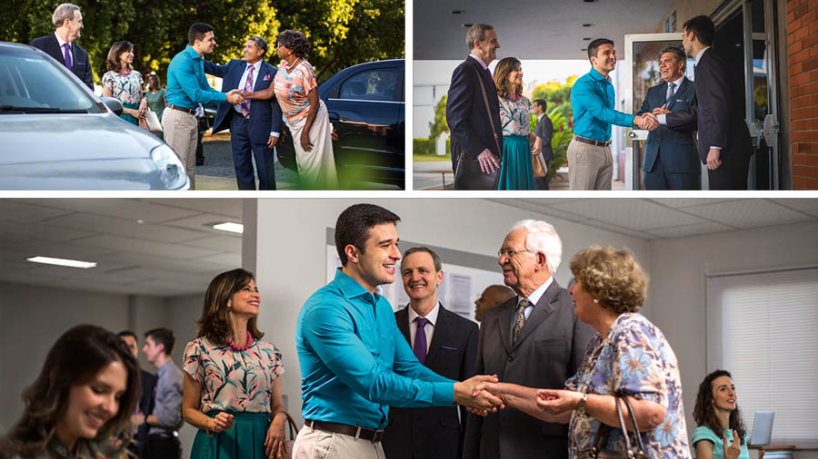 Serie de imágenes: 1. El hermano que dirige el curso bíblico, su esposa y el estudiante saludan a una pareja en el aparcamiento del Salón del Reino. 2. Dos hermanos saludan al estudiante a la entrada del Salón del Reino. 3. Dentro del Salón del Reino, le presentan al estudiante a una pareja, que se alegra de conocerlo.