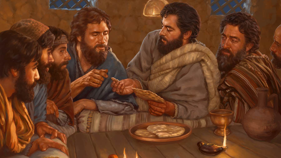 Jesús está recostado junto a una mesa con sus apóstoles y les pasa un trozo de pan.