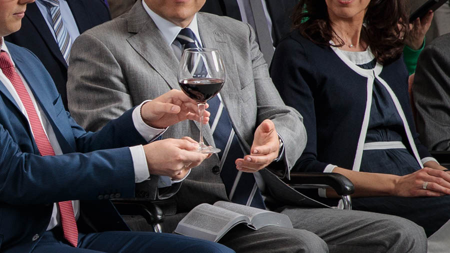 Durante la Conmemoración, un hermano le pasa a otro una copa de vino.