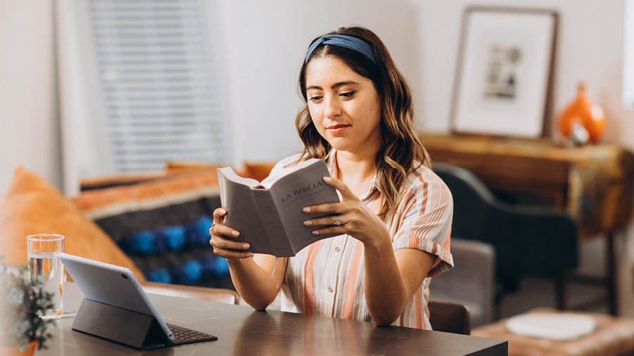 Una hermana leyendo la Biblia.