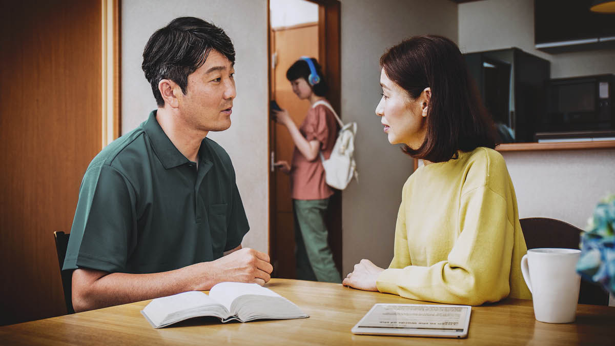 Unos padres analizan con la Biblia la mejor forma de aconsejar a su hija adolescente.