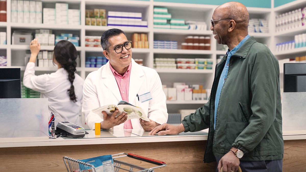El mismo hermano mayor analiza el folleto “Disfrute de la vida” con un farmacéutico.