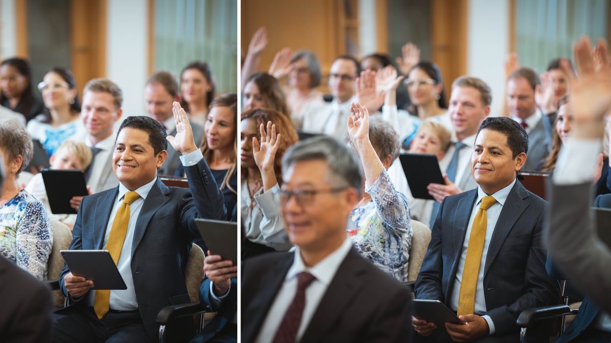 Serie de imágenes: 1. En una reunión, uno de los hermanos de la foto anterior levanta la mano para comentar. 2. Después, otros se ofrecen para comentar y el hermano decide no levantar la mano.