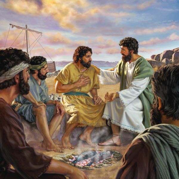 Jesús hablando con Pedro junto a unas brasas sobre las que se están cocinando unos pescados. Otros apóstoles escuchan con interés la conversación.