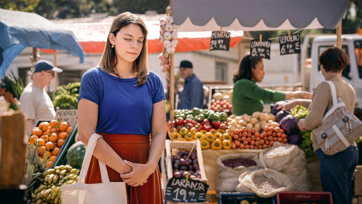La misma hermana está en un mercado orando en silencio.
