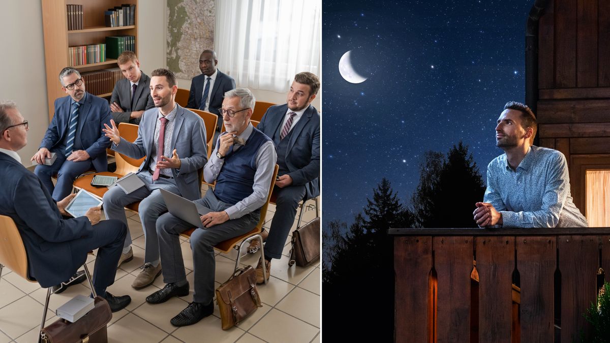 Serie de imágenes: 1. Un anciano da una sugerencia en una reunion de ancianos, pero los demás no están de acuerdo con ella. 2. Luego, el anciano que dio la sugerencia medita mientras mira el cielo estrellado.