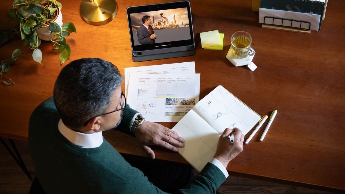 Un hermano mayor hace su estudio personal con la Biblia, una tableta y un cuaderno. Consulta la tabla “La última semana de Jesús en la tierra (Parte 2)”, que aparece en el apéndice B12-B de la “Traducción del Nuevo Mundo”. También consulta el capítulo 129 del libro “Jesús: el camino, la verdad y la vida”.