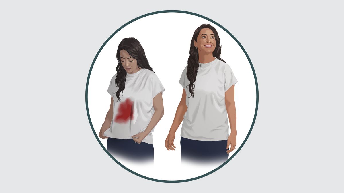 Una hermana con una blusa blanca en la que se ve una gran mancha de color rojo escarlata. Más tarde, la hermana lleva la misma blusa, en la que no se ve ningún rastro de la mancha.